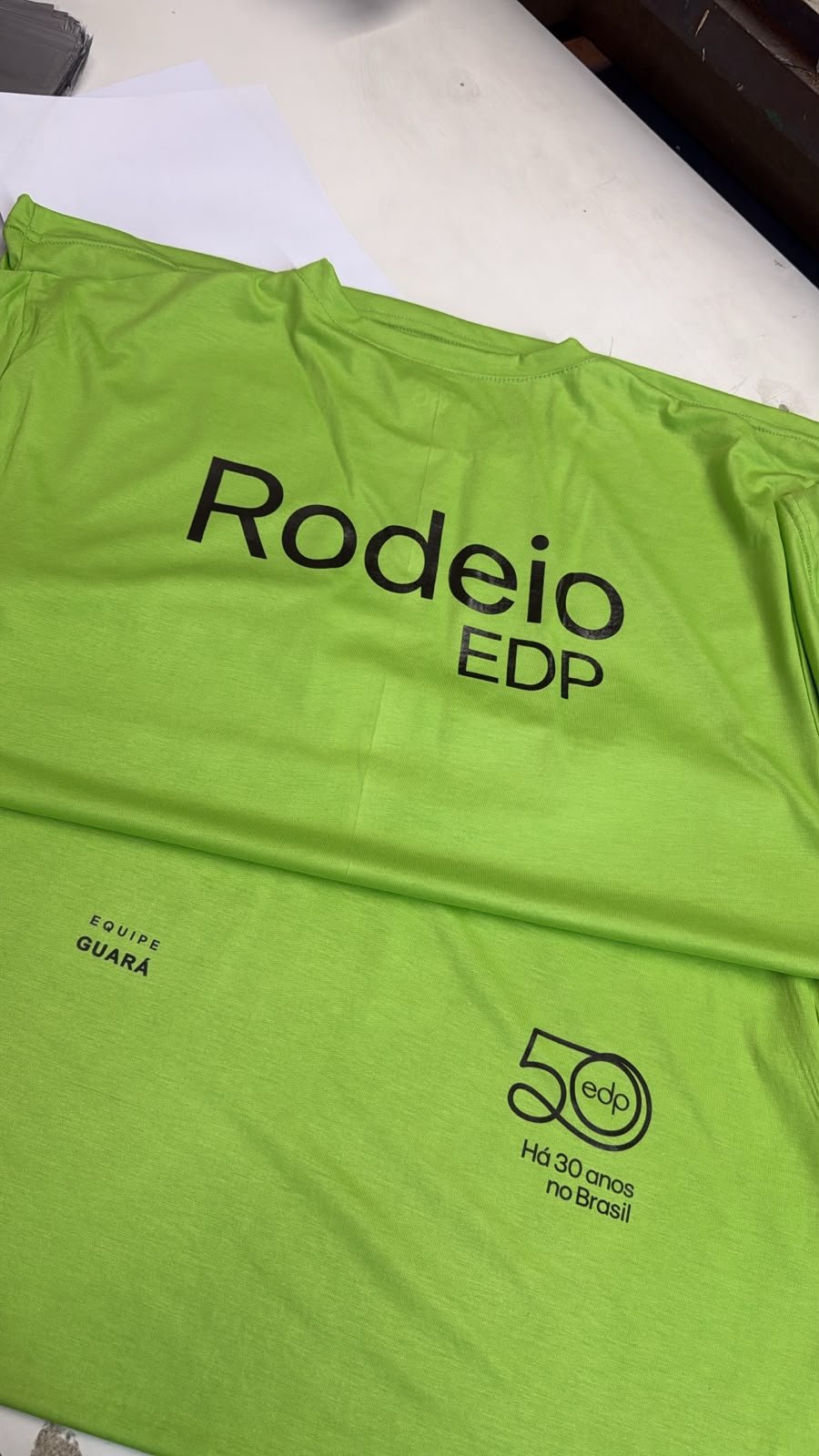 Camiseta verde personalizada com diferentes estampas