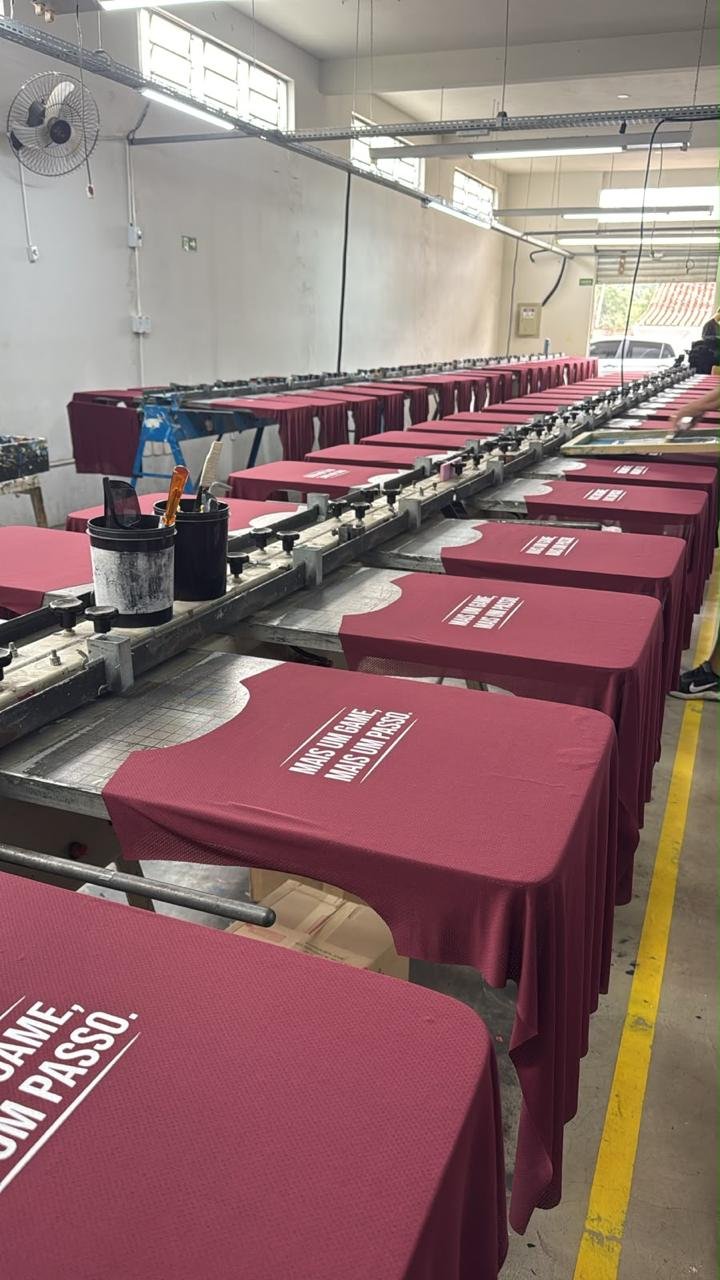 Camisetas vinho personalizadas em processo de estamparia