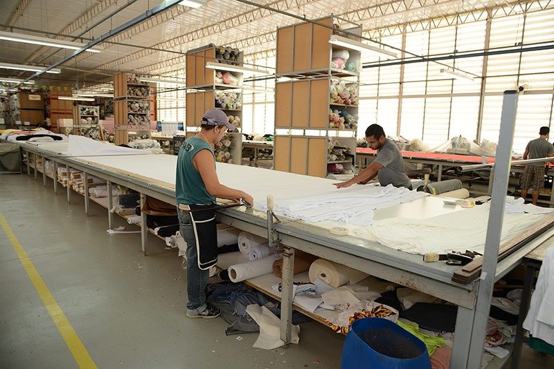 Equipe no setor de corte de tecidos na fábrica da PW Brasil